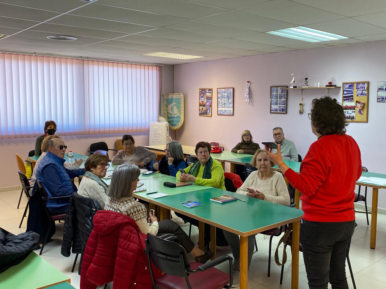 Imatge de la notícia: Sant Andreu de la Barca impulsa el programa “Més Digitals” per apropar la tecnologia a la gent gran